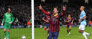 I vigili impongono ai ragazzini il “tiki taka” per strada. Come a Messi nel Barcellona