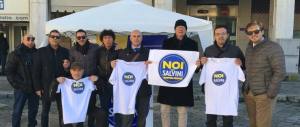 Militante di Sel lancia del disinfettante su un gazebo della Lega (video)
