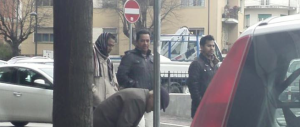 Il pensionato rovista tra i rifiuti mentre i profughi sghignazzano