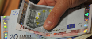 La pensione vola via col vento: una fioraia rintraccia il pensionato