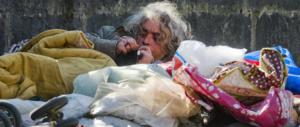 Povertà, l’Ue prima ci massacra e poi ci commisera: «L’Italia sta peggio»