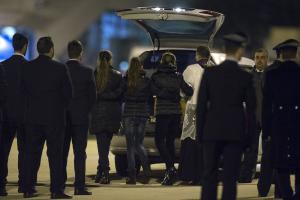 Libia: familiari stretti davanti ai feretri