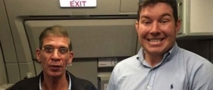 Selfie a bordo col dirottatore: il passeggero inglese è diventato una star