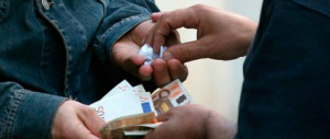 Roma, spaccio di droga con “vedette” e migliaia di euro al giorno d’incasso