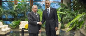 “Scurdammoce ‘o passato…”: Obama e Raul Castro si stringono la mano