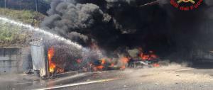 Tir in fiamme nell’A1, a Capua chiusa l’autostrada. Chilometri di coda