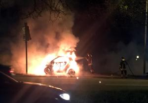 Scontro auto-moto a Roma, centauro avvolto dalle fiamme