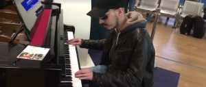 Fiumicino, volo in ritardo: pianista si mette a suonare e incanta i passeggeri (video)