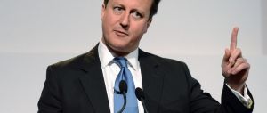 Accuse a Cameron su una donazione della madre, lui pubblica tutti i redditi