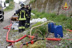 Continuano le operazioni lungo il torrente Polcevera all'altezza della foce per il contenimento della chiazza di greggio