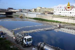 Continuano le operazioni lungo il torrente Polcevera all'altezza della foce per il contenimento della chiazza di greggio