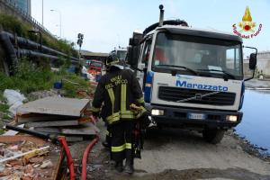 Continuano le operazioni lungo il torrente Polcevera all'altezza della foce per il contenimento della chiazza di greggio