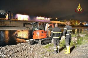 Continuano le operazioni lungo il torrente Polcevera all'altezza della foce per il contenimento della chiazza di greggio