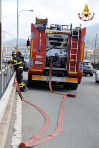 Continuano le operazioni lungo il torrente Polcevera all'altezza della foce per il contenimento della chiazza di greggio