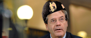 Che faccia da fez! Gentiloni rivendica l’Impero: «Italia superpotenza»