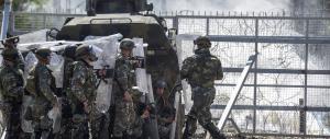 Migranti contro polizia: battaglia alla frontiera greco-macedone