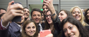 Renzi ad Harvard, dai selfie alle comiche. Il prof lo boccia: «È uscito da Disney»
