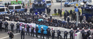 Stoccarda, arrestati 400 black bloc per l’assalto al congresso della destra