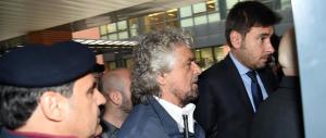 Casaleggio, Grillo alla camera ardente. I nuovi leader alla base: non molliamo