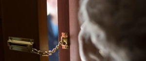 A 78 anni si impossessa delle chiavi della vicina e le ruba diecimila euro