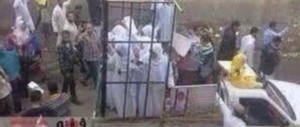 L’Isis chiude due donne in una gabbia piena di morti: vestivano all’occidentale