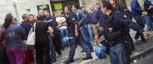 Palermo, la folla circonda la polizia e riesce a far fuggire il rapinatore