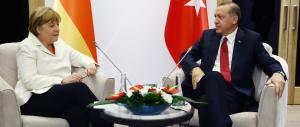 La Merkel si piega: «Processate quel comico, ha osato fare satira su Erdogan»