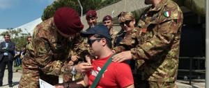 Scende dall’auto e picchia un parà: «Aveva una maglietta fascista…»
