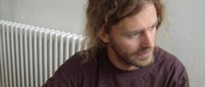 Il prof licenziato torna, abbraccia gli studenti e spiega Nietzsche