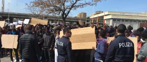 Rivolta dei profughi a Brindisi, Cagliari e Piacenza: è allarme