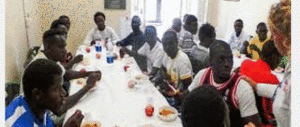 Migranti fermano il traffico a Piacenza: chiedono soldi e pasti succulenti