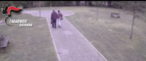Lei ferma un anziano in un parco, lui lo massacra: guarda il video della rapina