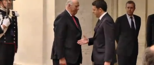 Il Re di Norvegia rifiuta la mano a Renzi: ecco l’ultima gaffe del premier (foto)