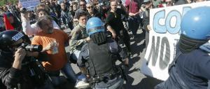 Renzi a Pisa per l’internet day: il video degli scontri tra manifestanti e polizia