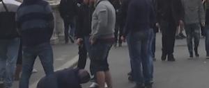Denunciati i due ultrà dello Sparta Praga sorpresi a urinare su una mendicante (video)