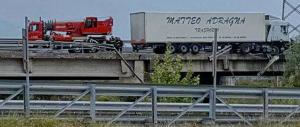 Nola, camion “assassino” travolge quattro operai: due morti e due feriti