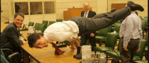 Yoga, muscoli e bimbi: così il canadese ruba la scena a Renzi (Foto)