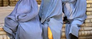 «Vietiamo il velo islamico negli atenei». Il premier Valls spiazza la sinistra