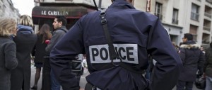 Parigi, blitz della polizia per stanare un sospetto terrorista barricato in casa