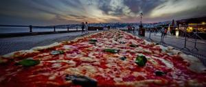 Pizza da record a Napoli: 2 chilometri di impasto per entrare nel Guinness