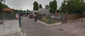 Roma, arrestati due romeni sorpresi a rubare il gasolio dai mezzi dell’Ama
