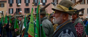 Centomila alpini sfilano ad Asti. Il più anziano ha cento anni