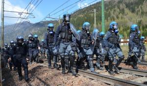 Brennero, scontri fra black bloc e forze dell'ordine