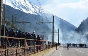 Brennero, scontri fra le forze dell'ordine e 500 black bloc