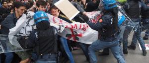 Bologna, i democratici gruppettari distruggono i libri di Salvini (fotogallery)