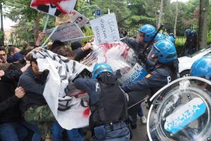 Un momento degli scontri tra polizia e manifestanti per la visita di Matteo Salvini alla sede di ingegneria dell'Universita' a Bologna