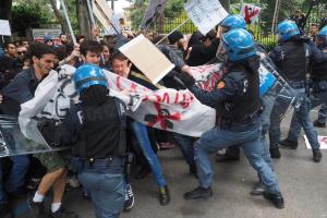 Un momento degli scontri tra polizia e manifestanti per la visita di Matteo Salvini alla sede di ingegneria dell'Universita' a Bologna