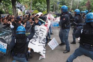 Un momento degli scontri tra polizia e manifestanti per la visita di Matteo Salvini alla sede di ingegneria dell'Universita' a Bologna