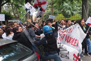 Un momento degli scontri tra polizia e manifestanti per la visita di Matteo Salvini alla sede di ingegneria dell'Universita' a Bologna