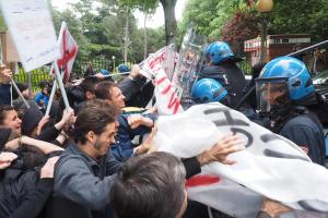 Un momento degli scontri tra polizia e manifestanti per la visita di Matteo Salvini alla sede di ingegneria dell'Universita' a Bologna